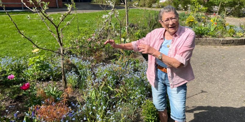 Ida og blomsterbedet på Randlevvej